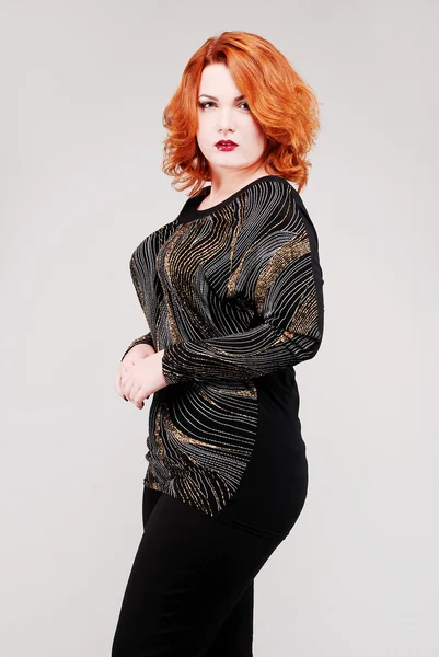 Aantrekkelijke jonge redhead vrouw in stijlvolle kleren — Stockfoto