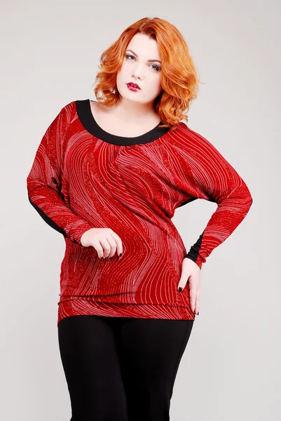 Aantrekkelijke jonge redhead vrouw in stijlvolle kleren — Stockfoto