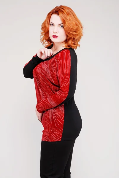 Привлекательная рыжая девушка в стильной одежде — стоковое фото