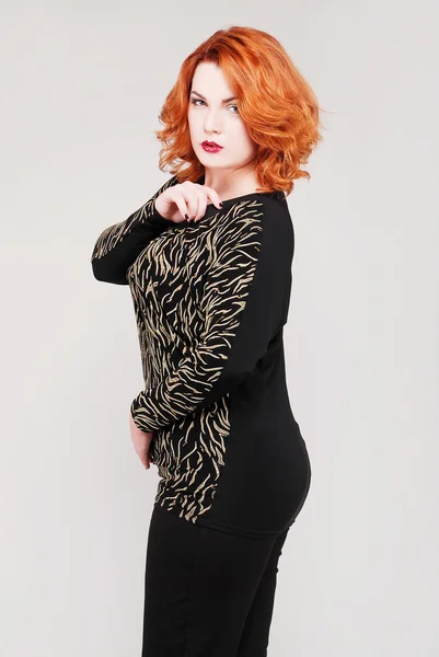 スタイリッシュな服の若い赤毛の魅力的な女性 — ストック写真
