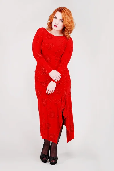 Attraente giovane donna rossa in abiti alla moda — Foto Stock