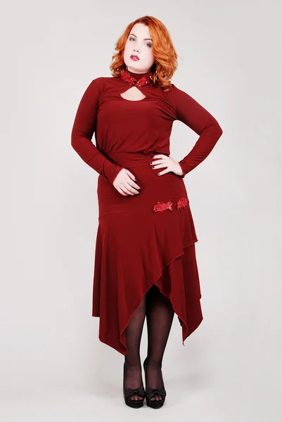 Attraente giovane donna rossa in abiti alla moda — Foto Stock