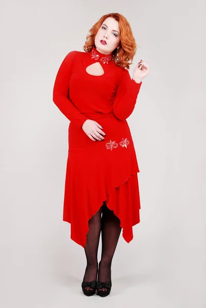 Attraktiv ung rödhårig kvinna i snygga kläder — Stockfoto