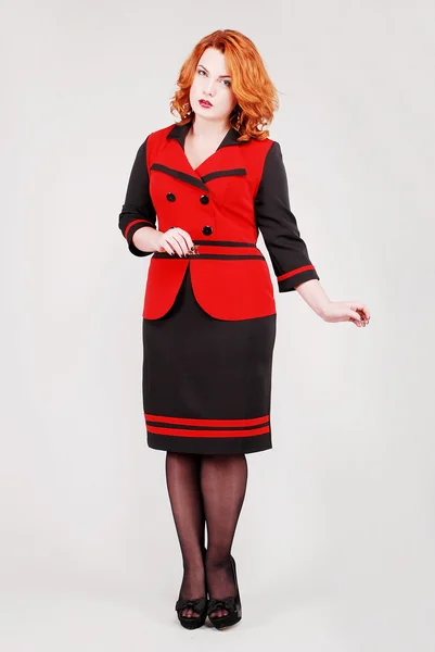 Привлекательная рыжая девушка в стильной одежде — стоковое фото