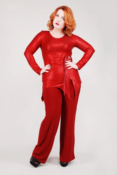 Attraktiv ung rödhårig kvinna i snygga kläder — Stockfoto