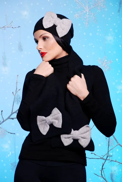 Hermosa chica en ropa de invierno —  Fotos de Stock
