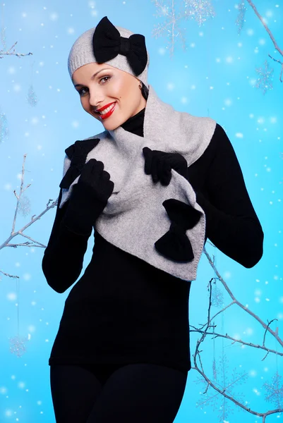 Mooi meisje in de winter kleding — Stockfoto