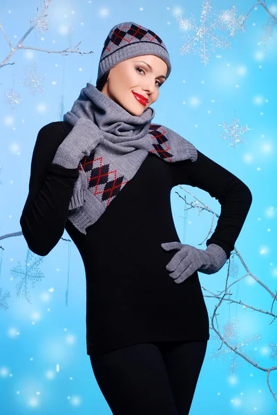 Mooi meisje in de winter kleding — Stockfoto