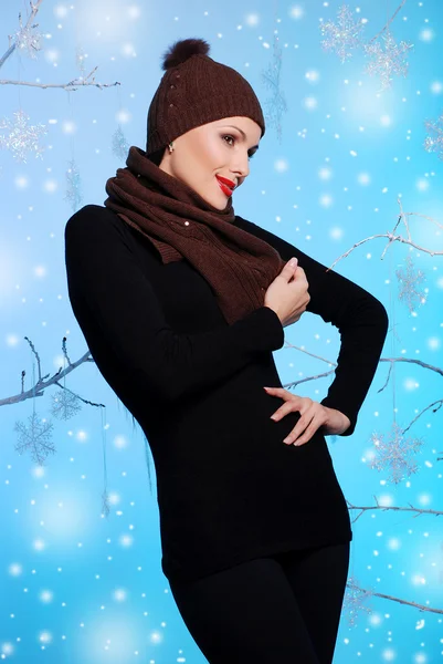 Mooi meisje in de winter kleding — Stockfoto