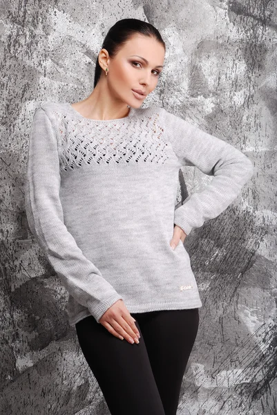 Femme attrayante portant des vêtements tricotés — Photo