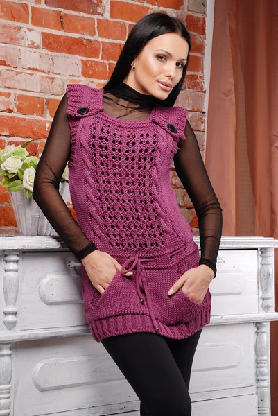 Attraente donna che indossa vestiti a maglia — Foto Stock
