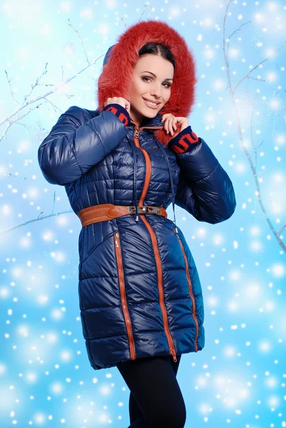 Красивая молодая женщина в теплой зимней одежде — стоковое фото