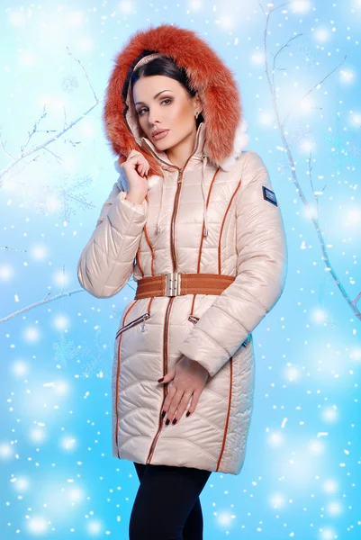Bella giovane donna in caldi vestiti invernali — Foto Stock