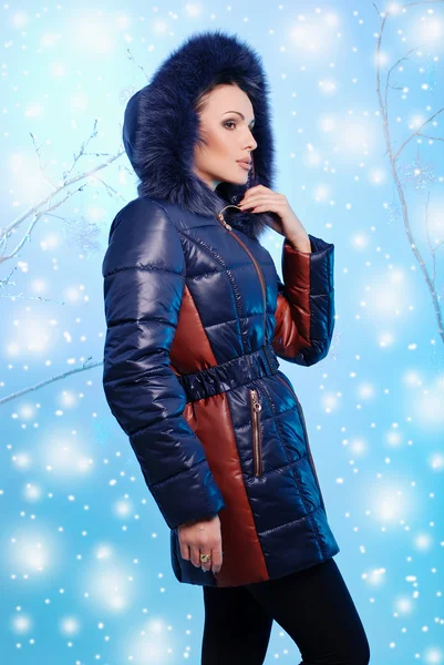 Beautiful young woman in warm winter clothes — Stock Photo, Image