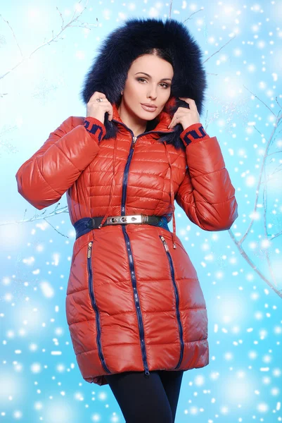 Belle jeune femme en vêtements d'hiver chauds — Photo