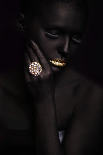 Portret kobiety mody z czarnym makijażem — Zdjęcie stockowe