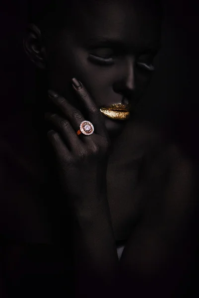 Retrato de mujer de moda con maquillaje negro —  Fotos de Stock