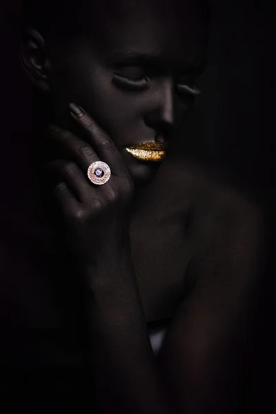 Retrato de mujer de moda con maquillaje negro —  Fotos de Stock