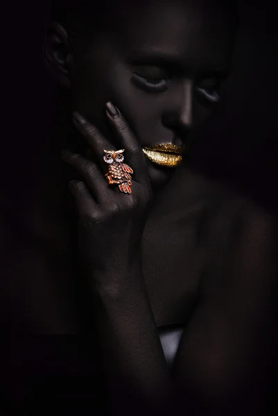 Retrato de mujer de moda con maquillaje negro —  Fotos de Stock