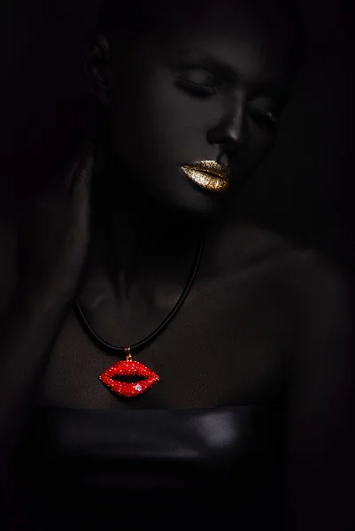 Porträtt av modekvinna med svart makeup — Stockfoto