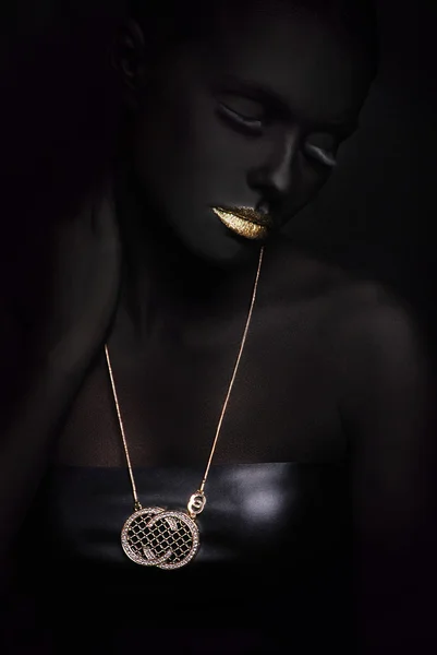 Porträt einer Modefrau mit schwarzem Make-up — Stockfoto