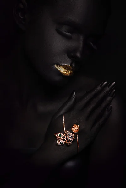 Портрет модной женщины с черным макияжем — стоковое фото