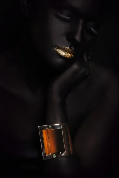 Retrato de mujer de moda con maquillaje negro —  Fotos de Stock