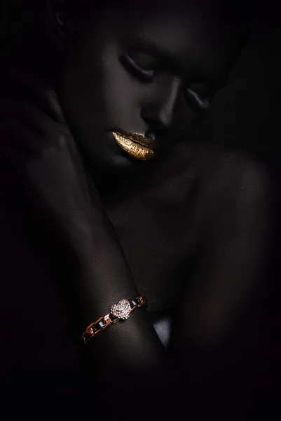 Ritratto di donna di moda con trucco nero — Foto Stock