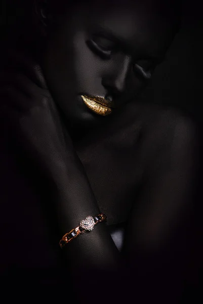 Retrato de mujer de moda con maquillaje negro —  Fotos de Stock