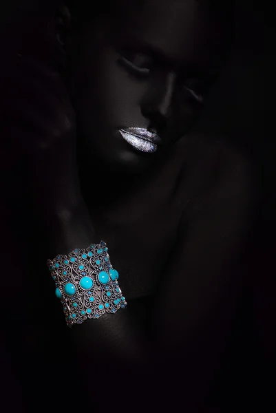 Retrato de mujer de moda con maquillaje negro —  Fotos de Stock