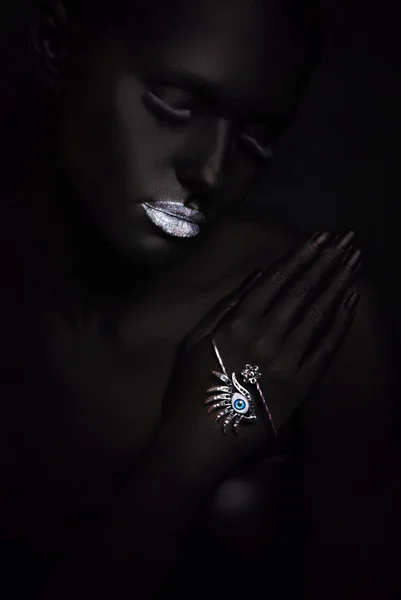 Портрет модной женщины с черным макияжем — стоковое фото