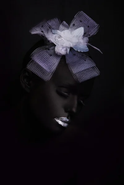 Portrét módní ženy s černým make-upem — Stock fotografie