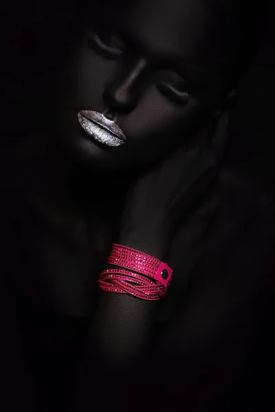 Retrato de mujer de moda con maquillaje negro —  Fotos de Stock