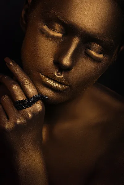 Retrato de mujer glamorosa con maquillaje dorado brillante —  Fotos de Stock