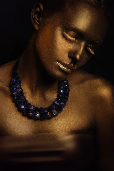 Retrato de mujer glamorosa con maquillaje dorado brillante —  Fotos de Stock