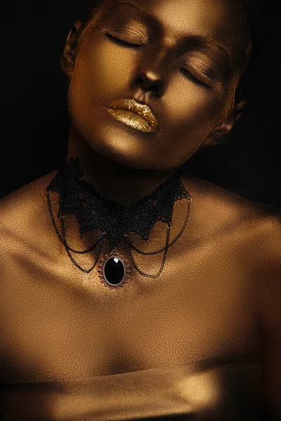 Retrato de mujer glamorosa con maquillaje dorado brillante —  Fotos de Stock