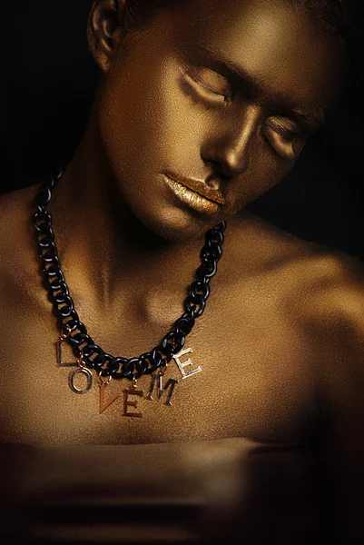 Portrét okouzlující ženy s zářivě zlaté make-up — Stock fotografie