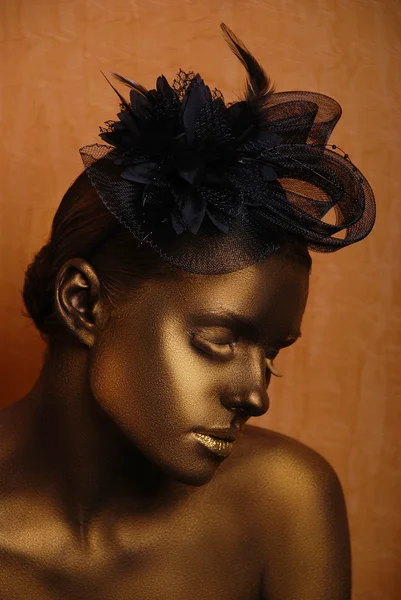 Retrato de mujer glamorosa con maquillaje dorado brillante —  Fotos de Stock