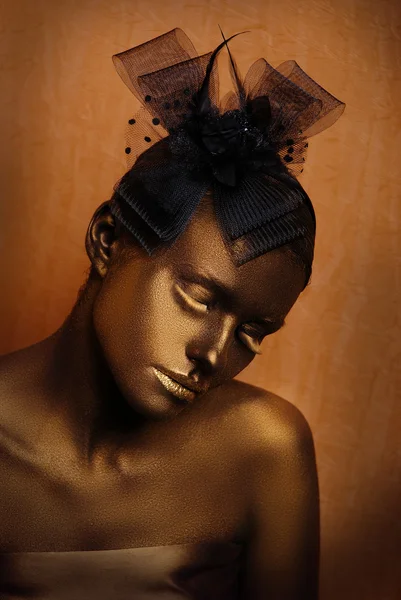Porträt einer glamourösen Frau mit leuchtend goldenem Make-up — Stockfoto