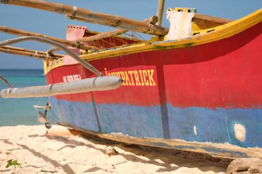 Boracay, Filipinler - 27 Ocak 2020: Gündüz vakti Boracay adasının boş beyaz plajı.