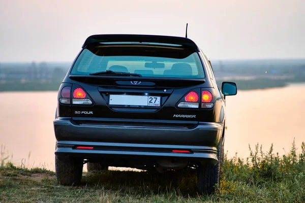 Khabarovsk, Rusya - Aug, 15, 2021: Siyah Toyota Harrier ya da Lexus RX300 2001 Gri iç görünüşlü, Amur Nehri üzerinde Cape 'nin kenarında mükemmel durumda.