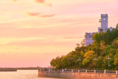 Amur uçurumunun üzerinde akşam güneşli bir gün batımı. Amur Nehri. Khabarovsk, Uzak Doğu, Rusya