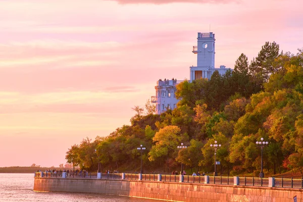 Amur uçurumunun üzerinde akşam güneşli bir gün batımı. Amur Nehri. Khabarovsk, Uzak Doğu, Rusya