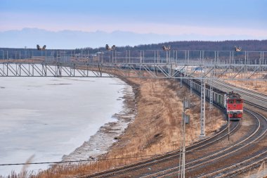 Vanino, Rusya - 18 Ocak 2021: deniz kıyısı boyunca tren.