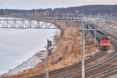 Vanino, Rusya - 18 Ocak 2021: deniz kıyısı boyunca tren.