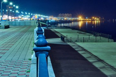 Blagoveshchensk, Rusya - 25 Haziran 2020: Blagoveshchensk şehrinin setinden Çin 'in Heihe şehrine bakış. Gecenin ışıkları Amur nehrinin yansımasında..