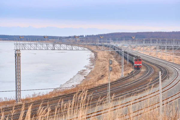 ロシアのヴァニーノ-2021年1月18日海岸沿いの列車. ロイヤリティフリーのストック画像