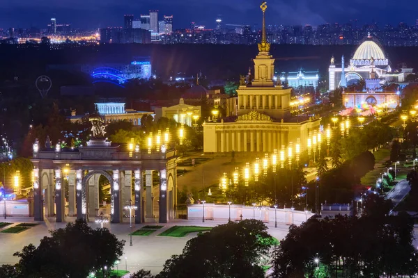 Moskova, Rusya - 27 Mayıs 2021: Ulusal ekonominin başarılarının sergilendiği gece Cosmos Oteli 'nin zirvesinden. — Stok fotoğraf