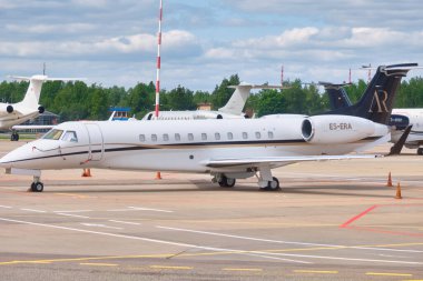 Moskova, Rusya - 30 Mayıs 2021: Embraer ERJ-135 ES-ERA Panaviatic Havaalanı Vnukovo Havalimanı 'nda duruyor
