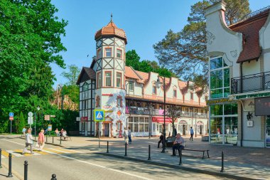 Svetlogorsk, Rusya - Haziran 02, 2021: Kaliningrad bölgesindeki küçük bir tatil beldesinde yürüyen bir sokak